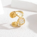 Makroaufnahme eines vergoldeten offenen Rings mit buntem Emaille-Inlay und Wellentextur - Regenbogenfarben