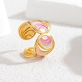 Detailaufnahme des goldenen Schmetterlingsrings mit rosa und weißer Emaillierung - Rosa