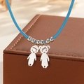 Edelstahl-Anhänger mit Junge- und Mädchen-Motiv an blauem Band für Familien-Schmuck - Ein Junge Und Ein Mädchen / Stahlfarben