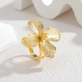 Vintage-Ring aus goldenem Edelstahl mit 3D-Blumenmotiv und verstellbarer offener Ringschiene - Ring