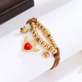 Détail d'un bracelet en cuir marron avec pendentif cœur ailé rouge et charms étoile - Pendentif Étoile Fu Ange Cœur (S-B1296-A)