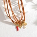 Détail du collier multi-rangs en daim marron avec breloques abeille et piment rouge - Style Abeille & Piment (S-N2307-B)