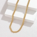 Dettaglio della collana in acciaio inossidabile a maglie di spighe dorate su pietre - Collana