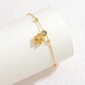 Bracelet chaîne dorée élégant avec pendentif éléphant et zircon sur socle blanc - Style Éléphant Doré