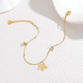 Detail eines goldenen Schmetterlingsarmbands mit Kristallakzenten und Karabinerverschluss - Hund / Gold