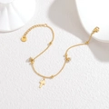 Nahaufnahme der goldenen Edelstahlkette mit Sternanhängern und Karabinerverschluss - Kreuz / Gold