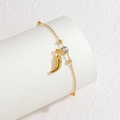 Minimalistisches Goldarmband mit Chili-Anhänger und Zirkonia auf weißem Sockel präsentiert - Chili-Anhänger / Gold