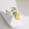 Vista de detalle de anillo abierto plateado con colgante de caracola dorada y gema fina - Estilo Colgante de Caracol de Mar (S-R889-hailuo)