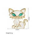 Dettaglio di spilla a gatto in smalto bianco con bordo dorato e misura 3,4cm x 3,3cm - Stile Gatto Bianco (S-XZ007)