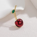 Dettaglio di un'elegante spilla a ciliegia con frutto in resina rossa e foglia dorata - Stile Ciliegia Singola (S-XZ005-yt-A)