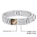 Nahaufnahme eines personalisierten Edelstahl-Armbands mit individuellem Foto und Text - Breiter Stil / Stahlfarbe