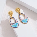 Detail von Vintage-Blumenohrringen mit Sonnenblumenstecker und blauem Tropfenanhänger - Blau