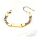 Primer plano de pulsera de malla dorada en acero inoxidable con barra curva personalizable - Sin colgante / Color Acero