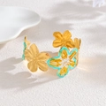 Bracciale rigido aperto con fiori in smalto vintage e finitura in oro spazzolato - Fiore verde acqua