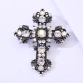 Dettaglio spilla a croce in argento vintage con cristalli e strass AB luccicanti - Argento Antico Bianco & Strass AB