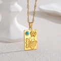 Détail du pendentif doré vintage avec relief papillon et incrustation de pierre turquoise - Style Plaque Rectangulaire Relief Papillon (OLBN2332-B)