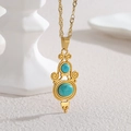 Détail macro du collier vintage français avec turquoise sur pendentif en acier inoxydable doré - Style Pendentif Motif Spirale Vintage (OLBN2332-D)