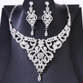 Detail van zilveren bruidssieradenset met ketting en oorbellen ingelegd met kristallen - Witte Strass Stijl (Oorknopjes stift) / Zilver