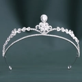 Dettaglio corona da sposa argento con motivi floreali in cristallo e zircone a goccia - Argento