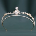 Dettaglio corona da sposa in lega dorata con strass scintillanti e ciondolo centrale - Oro