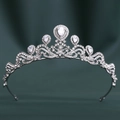 Vue détaillée de la couronne de mariée argentée sertie de zircons AAA sur velours - Argent (Zircon Blanc)
