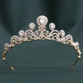 Détail d'une couronne de mariée dorée avec zircons AAA sur fond en tissu vert foncé - Or (KC Or Zircon)