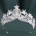 Detailsicht der silbernen Brautkrone mit barocken Kristallblumen auf grünem Samt - Dickes Silber Weißer Strass