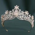 Dettaglio della corona da sposa dorata con cristalli luccicanti e design floreale - Oro KC Strass Bianchi
