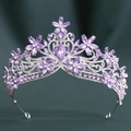 Detailansicht der lila Kristall Brautkrone mit silbernen Blumen und Weinrebenmustern - Dickes Silber Weißer & Lilafarbener Kristall