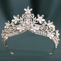 Detail der Barockkrone mit Kristallblumen, Strasssteinen und goldener Metallbasis - KC Gold Weißer Strass