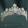 Détail de la couronne de mariée en cristal avec fleurs d'opale bleue sur velours - Or KC Strass Blanc & Vert Jelly