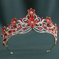 Vue macro détaillée du diadème de mariée à fleurs rouges avec base dorée - Or KC Diamant Blanc + Grand Diamant Rouge