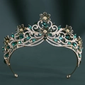 Détail d'une couronne de mariée avec cristaux vert émeraude et strass scintillants - Modèle Or Strass Clair & Vert