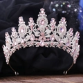 Détail de tiare de mariée argentée avec cristaux roses et motifs floraux sur tulle noir - Argent Strass Blanc avec Cristal Rose Clair