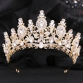 Detaillierte Nahaufnahme einer Brautkrone mit floralen Kristallen und Strass auf Schwarz - KC Gold Weißer Strass