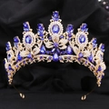 Detail einer luxuriösen Brautkrone mit dunkelblauen Kristallen und weißen Strasssteinen - KC Gold Weiß & Saphirblau Strass