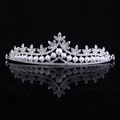 Elegante tiara da sposa in argento con strass scintillanti e perle bianche su specchio - Argento