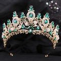 Detailaufnahme einer luxuriösen Brautkrone mit grünen Kristallen und funkelnden Steinen - Gold Klares & Grünes Strass Modell