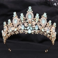 Detailansicht der goldenen Hochzeitskrone mit minzgrünen Steinen und weißen Kristallen - KC Gold Weiß & Grüne Jelly Strass