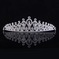Makroaufnahme der silbernen Brautkrone mit glitzernden Kristallen auf schwarzer Fläche - Silber / Weißer Zirkonia