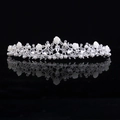 Elegante corona da sposa in argento con strass, perle e fiori bianchi su specchio nero - Base Argento Strass Bianco (Con Fiore in Resina)