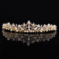 Vista macro dettagliata della corona da sposa dorata con perle e cristalli su specchio nero - Base Oro Strass Bianco (Con Perla Artificiale)