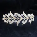 Dettaglio corona da sposa dorata con strass bianchi e motivi di foglie e fiori - Oro