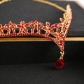Corona da sposa europea con strass rossi e ciondolo a goccia su base dorata - Oro / Rosso