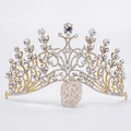 Dettaglio ravvicinato di una corona da sposa dorata con strass e cristalli scintillanti - Base in Oro 16K con Strass Bianchi