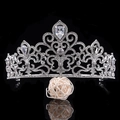 Nahaufnahme der eleganten Tiara aus Silberlegierung mit Strasssteinen und birnenförmigen Steinen - Dickes Silber Weißer Zirkon
