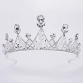 Gros plan détaillé d'une couronne de mariée argentée avec cristaux et design symétrique - Argent Fait Main Cristal Blanc