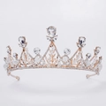 Dettaglio della tiara da sposa con cristalli a goccia e struttura in metallo dorato - Oro KC Fatto a Mano Cristallo Bianco