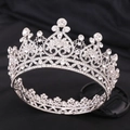 Detailansicht der Barock-Silberkrone mit funkelnden runden und birnenförmigen Strasssteinen - Silber mit weißem Strass