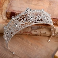 Dettaglio di una corona da sposa barocca in argento con cristalli su sfondo vintage - Cristallo Bianco Argento